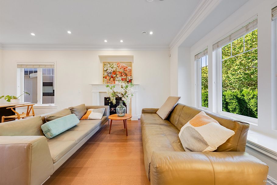 4042 W 20th Avenue Vancouver, BC - 4