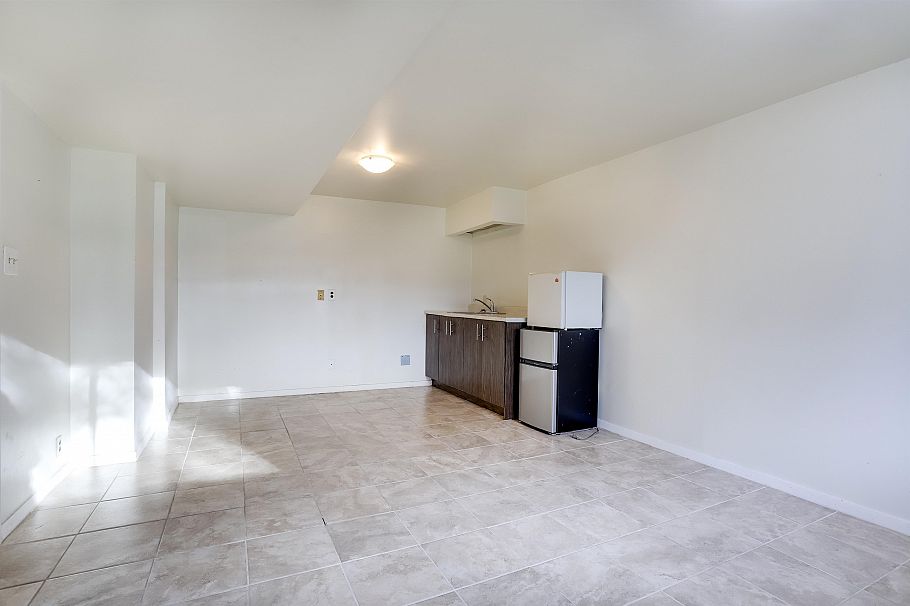 2579 E Pender Street Vancouver, BC - 24