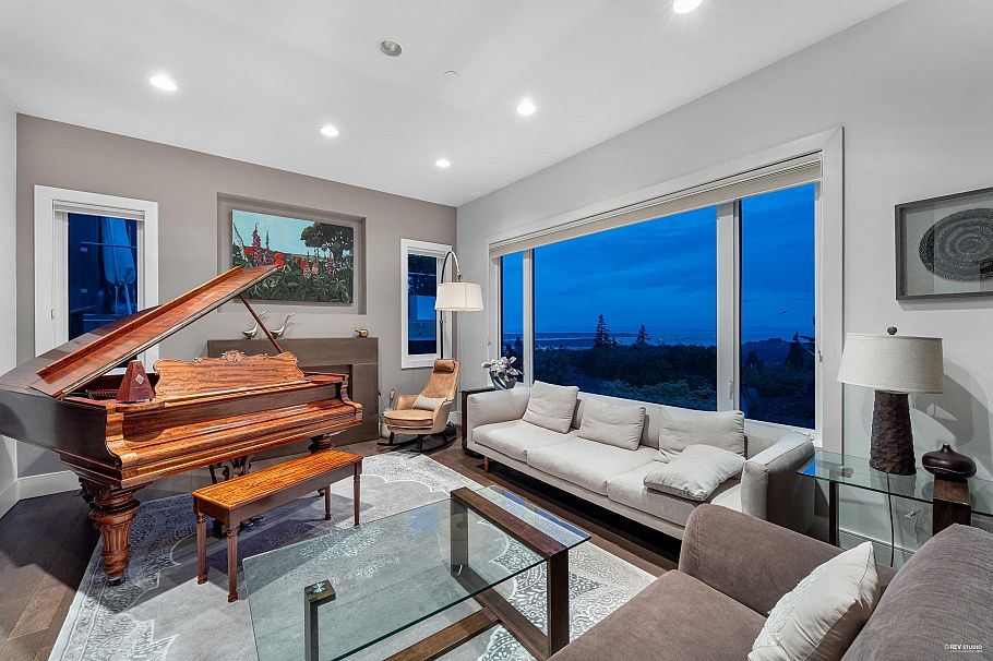 4061 St. Pauls Avenue North Vancouver, BC - 5