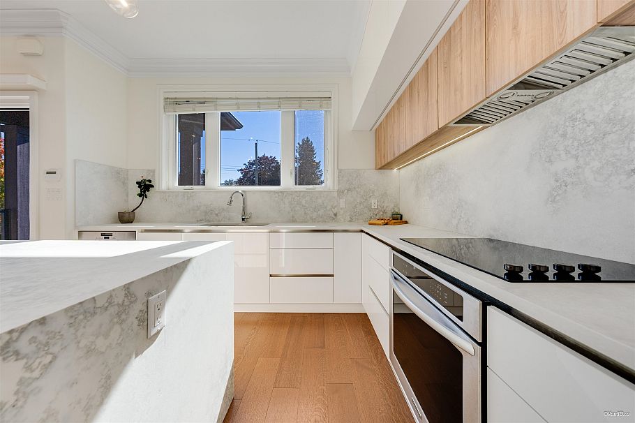 4042 W 20th Avenue Vancouver, BC - 10