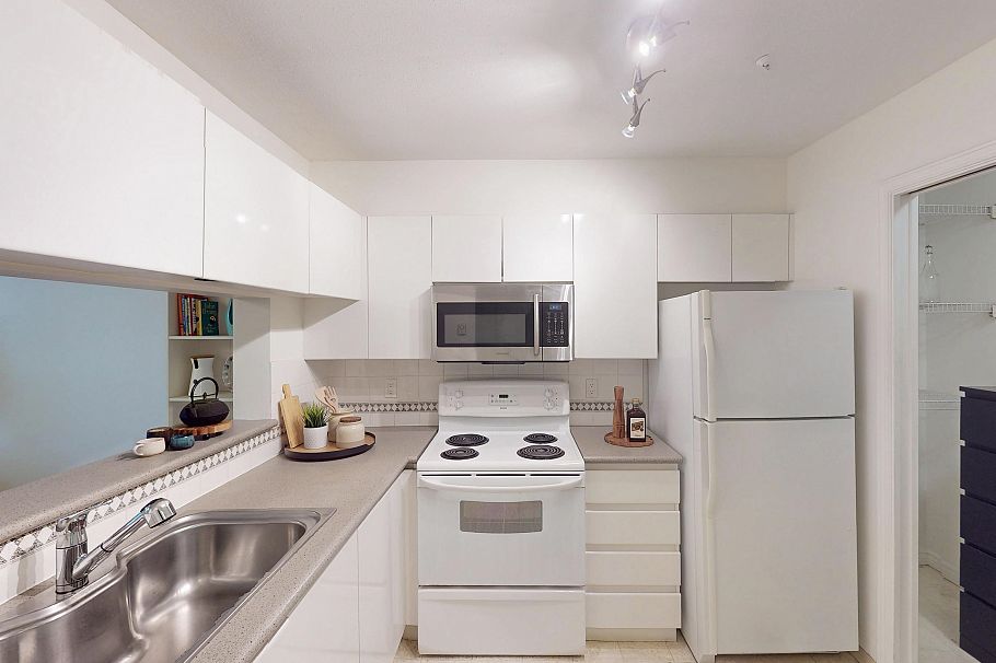 302 8420 Jellicoe Street Vancouver, BC - 6