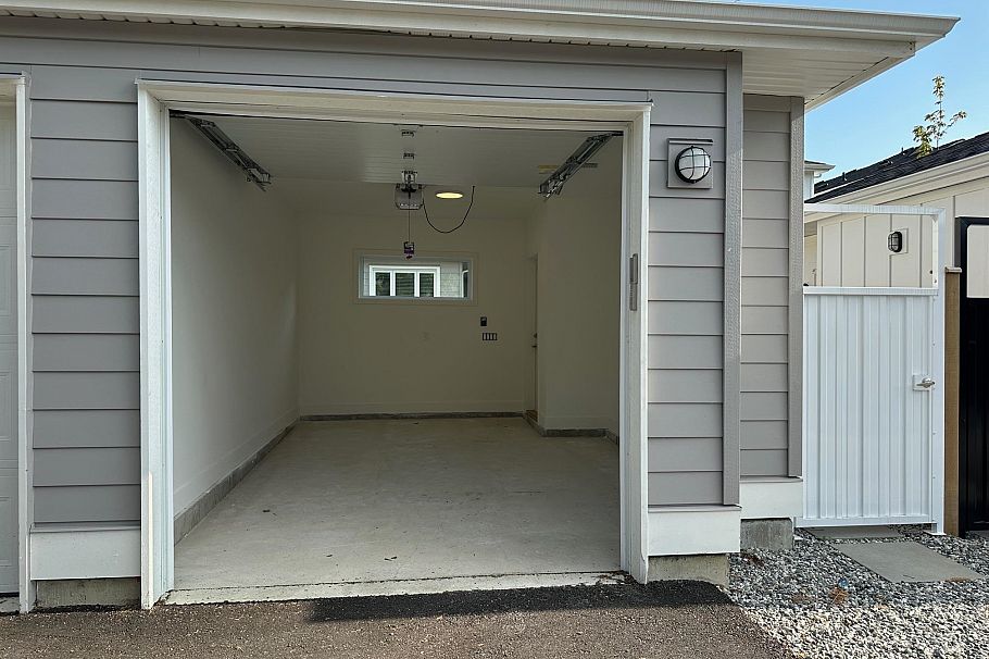 344 E 17th Street North Vancouver, BC - 32