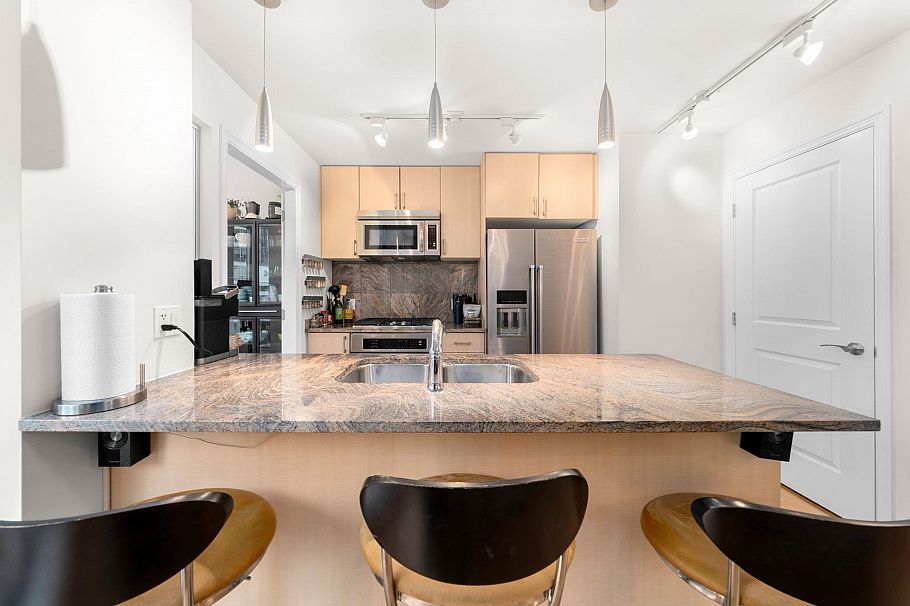 1101 1211 Melville Street Vancouver, BC - 2