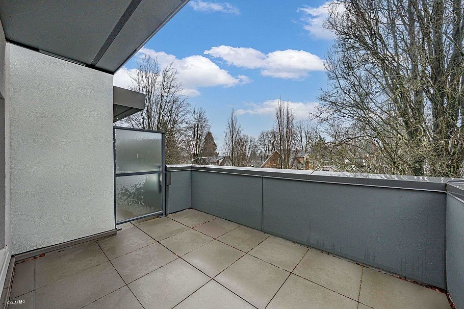 202 2075 E 1st Avenue Vancouver, BC - 1