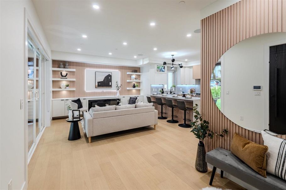 1 3576 E Pender Street Vancouver, BC - 3