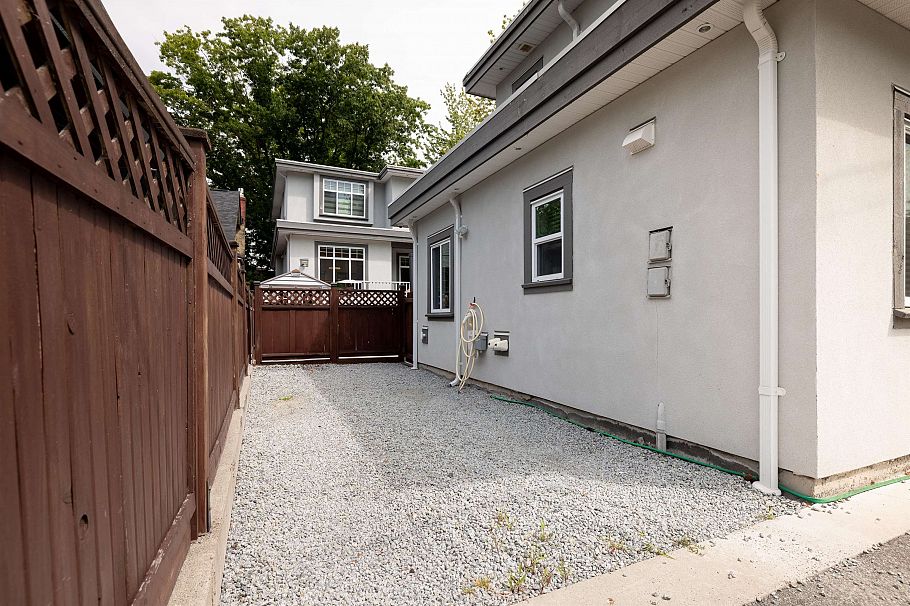 2388 E 2nd Avenue Vancouver, BC - 27