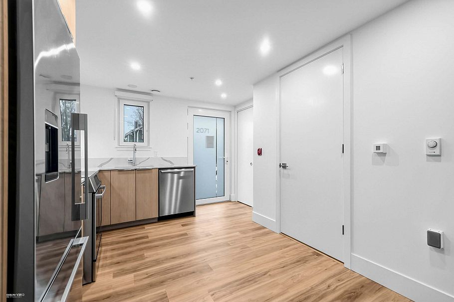 202 2075 E 1st Avenue Vancouver, BC - 4