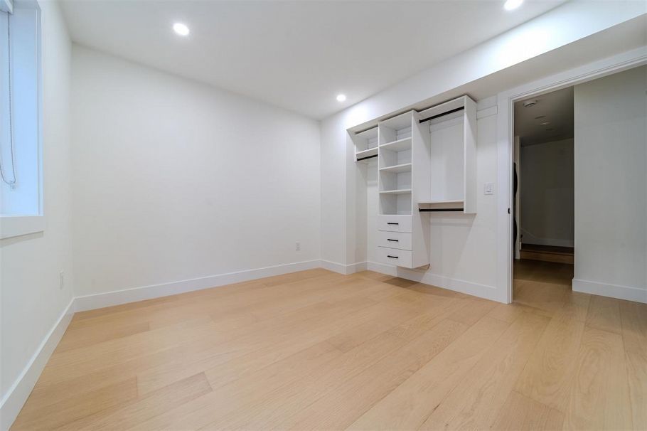 1 3576 E Pender Street Vancouver, BC - 21