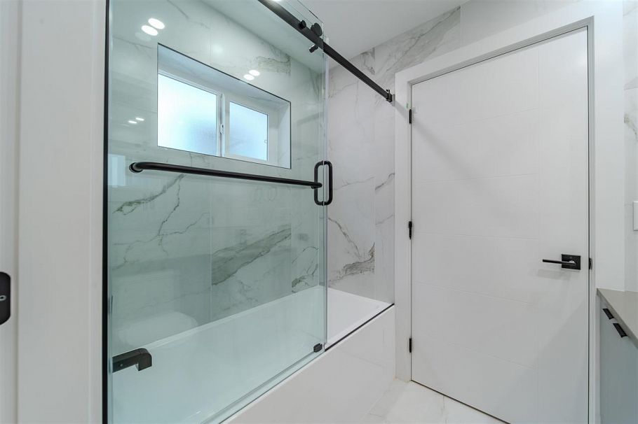 1 3576 E Pender Street Vancouver, BC - 24