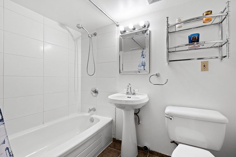 1829 1831 W 2nd Avenue Vancouver, BC - 29