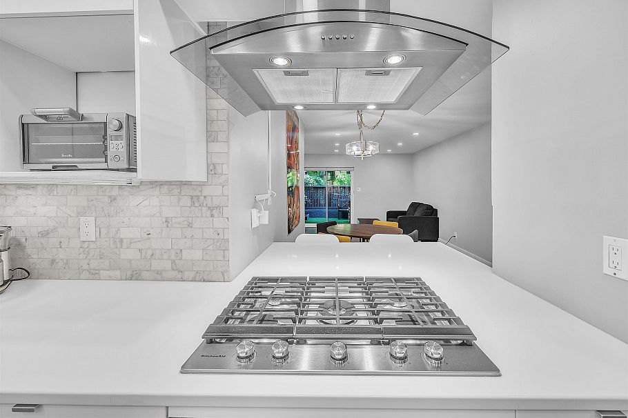 2433 W 6th Avenue Vancouver, BC - 11