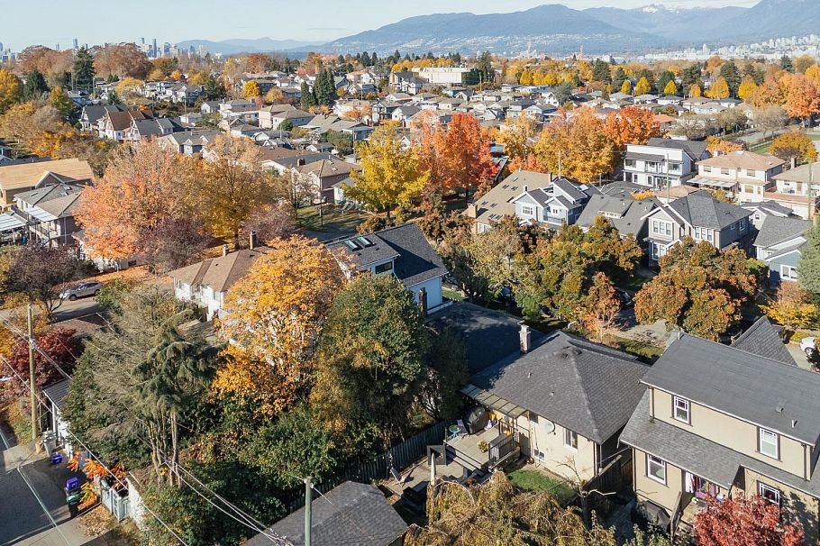 2616 E 4th Avenue Vancouver, BC - 5