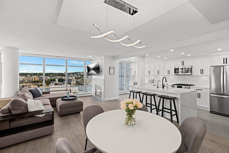 2006 198 Aquarius Mews Vancouver, BC - 1