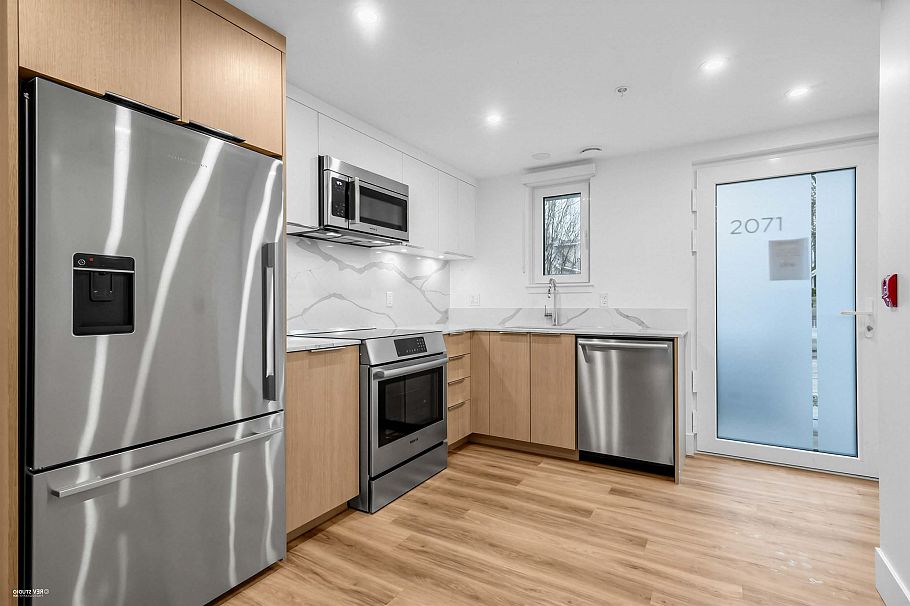 202 2075 E 1st Avenue Vancouver, BC - 3