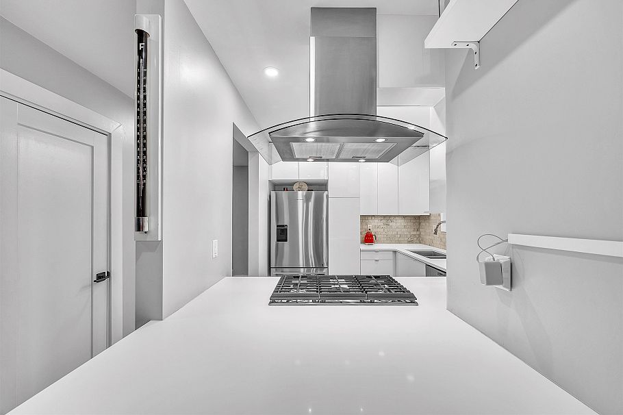 2433 W 6th Avenue Vancouver, BC - 9