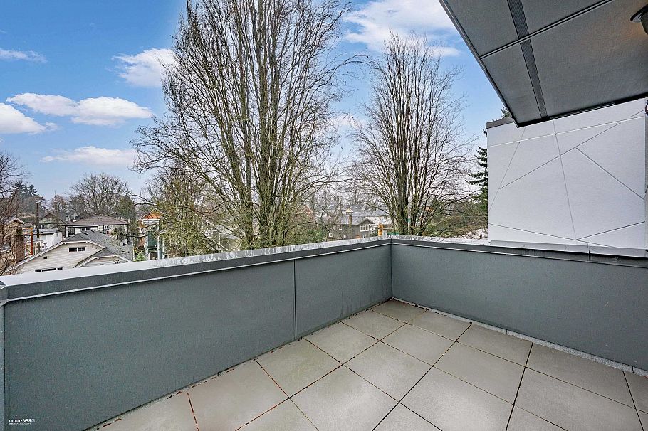 202 2075 E 1st Avenue Vancouver, BC - 2