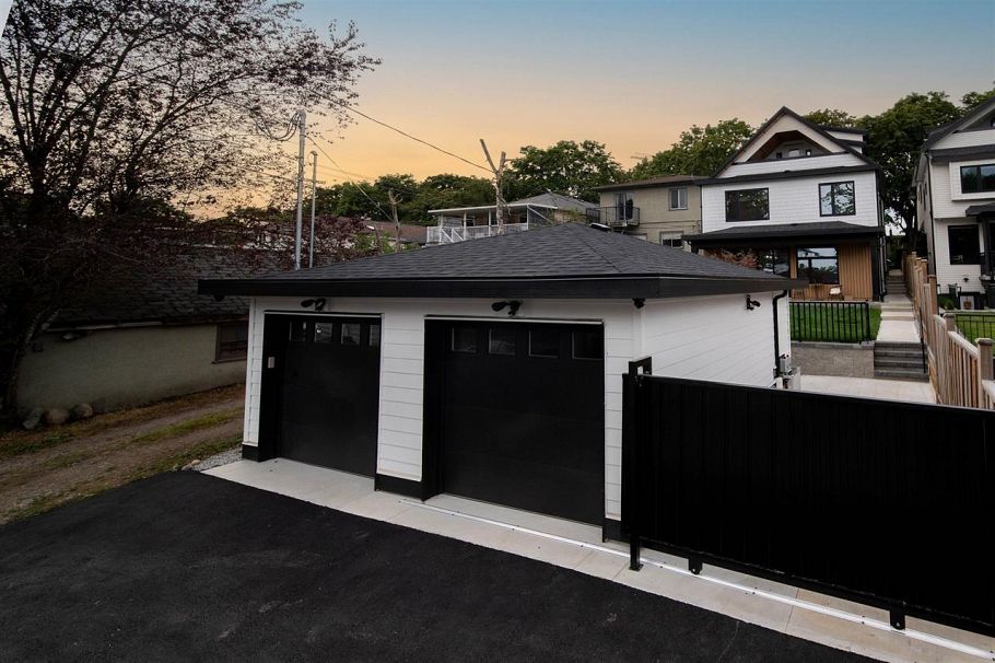 1 3576 E Pender Street Vancouver, BC - 34