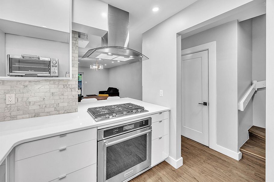 2433 W 6th Avenue Vancouver, BC - 10