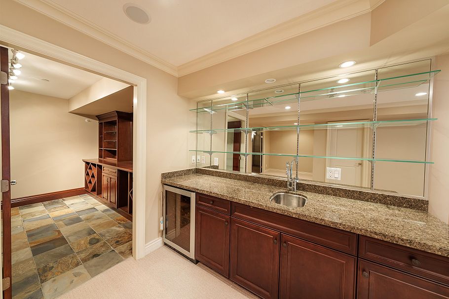 607 W 53 Avenue Vancouver, BC - 37