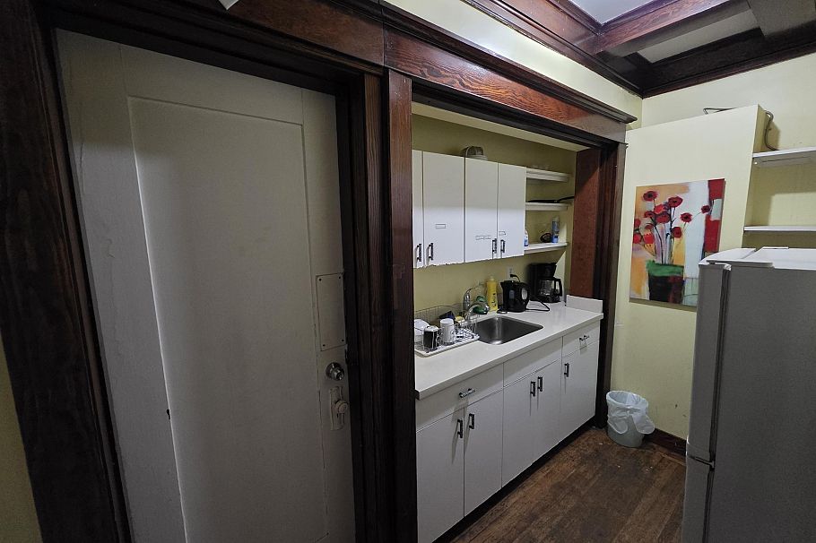 387 W 13th Avenue Vancouver, BC - 8