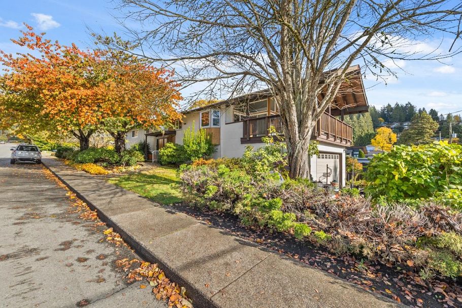 2142 St. Andrews Avenue North Vancouver, BC - 35