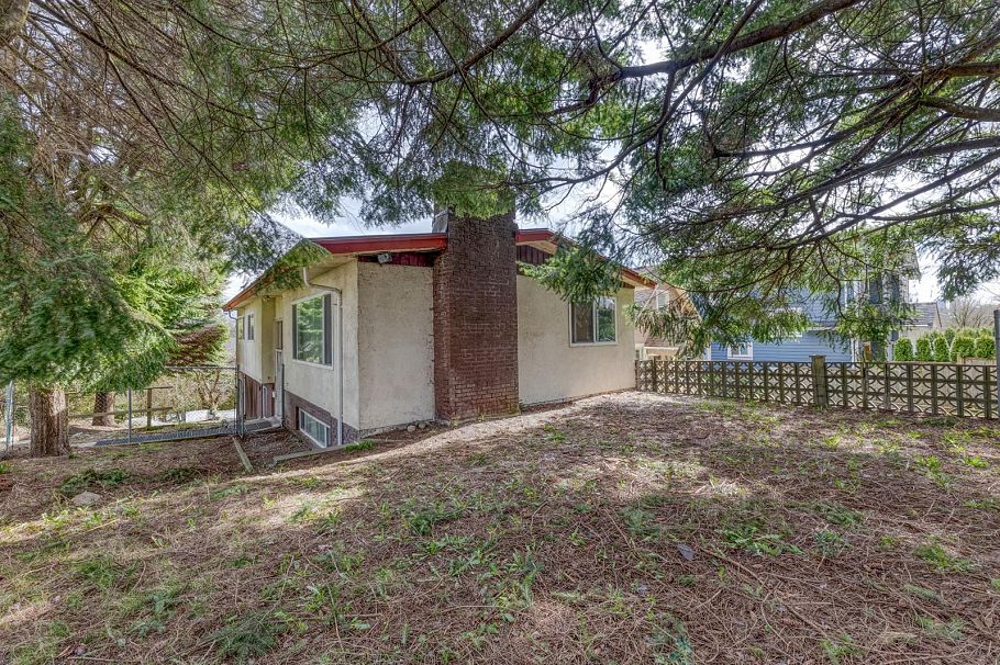 3302 E 5th Avenue Vancouver, BC - 2