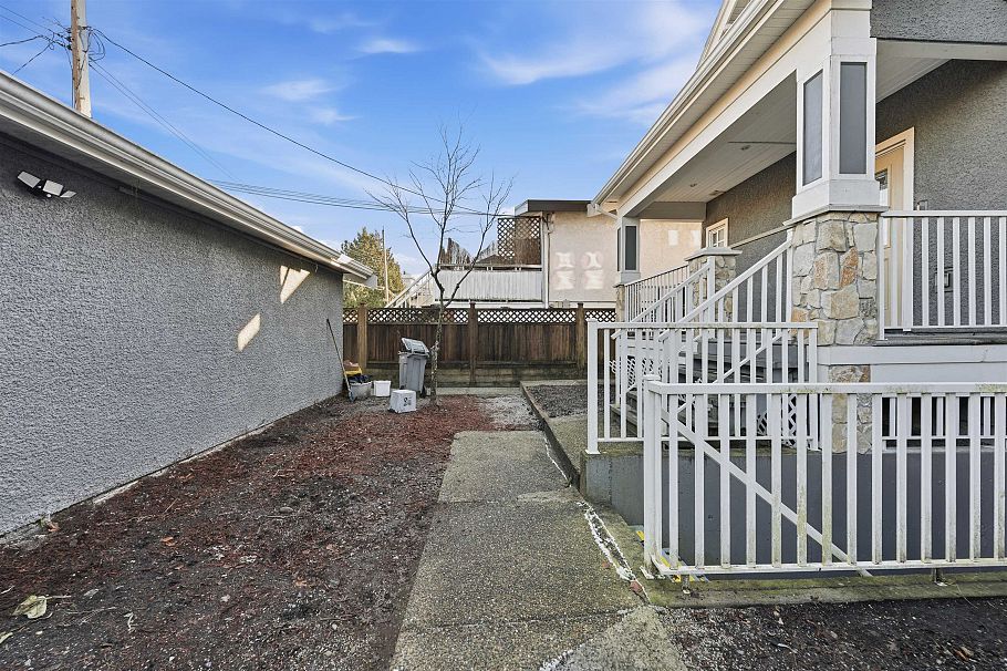 1553 E 13th Avenue Vancouver, BC - 25