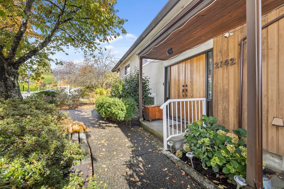 2142 St. Andrews Avenue North Vancouver, BC - 3