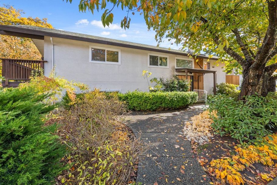 2142 St. Andrews Avenue North Vancouver, BC - 34