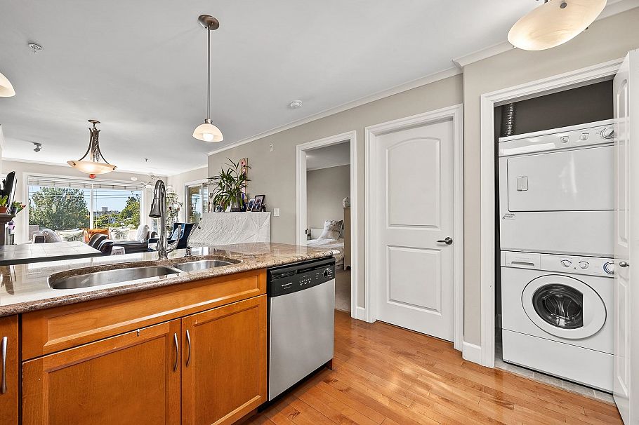 406 2103 W 45th Avenue Vancouver, BC - 4