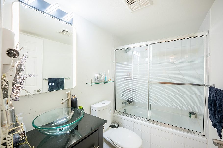 206 855 W 16th Street North Vancouver, BC - 16