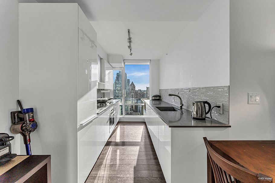 2206 1283 Howe Street Vancouver, BC - 2
