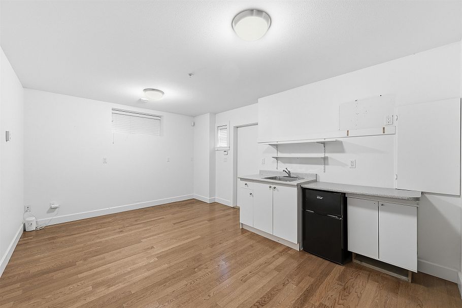 1553 E 13th Avenue Vancouver, BC - 19