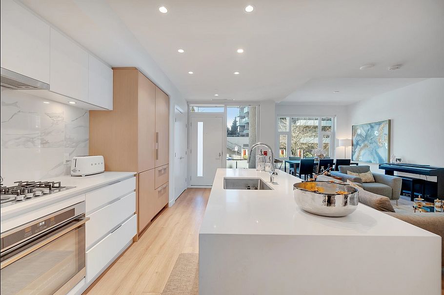 107 1500 Fern Street North Vancouver, BC - 2