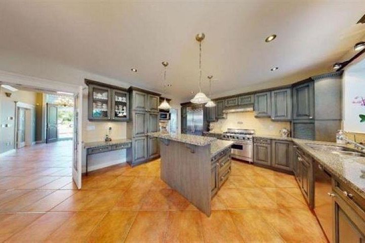 467 W Kings Road North Vancouver, BC - 9