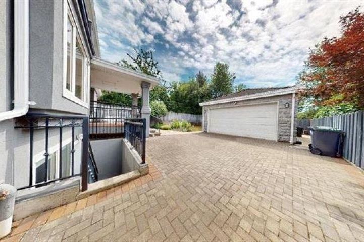 467 W Kings Road North Vancouver, BC - 31