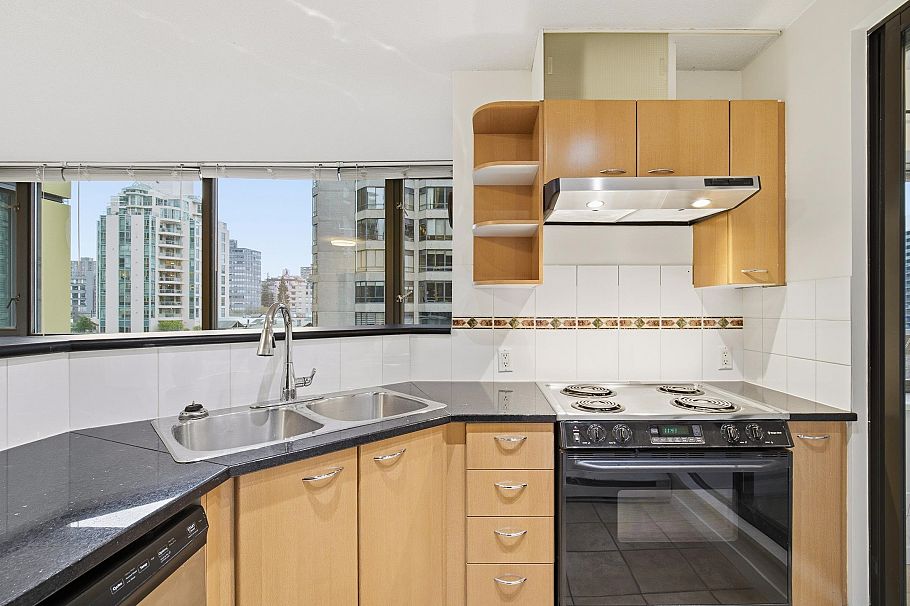 802 1367 Alberni Street Vancouver, BC - 9