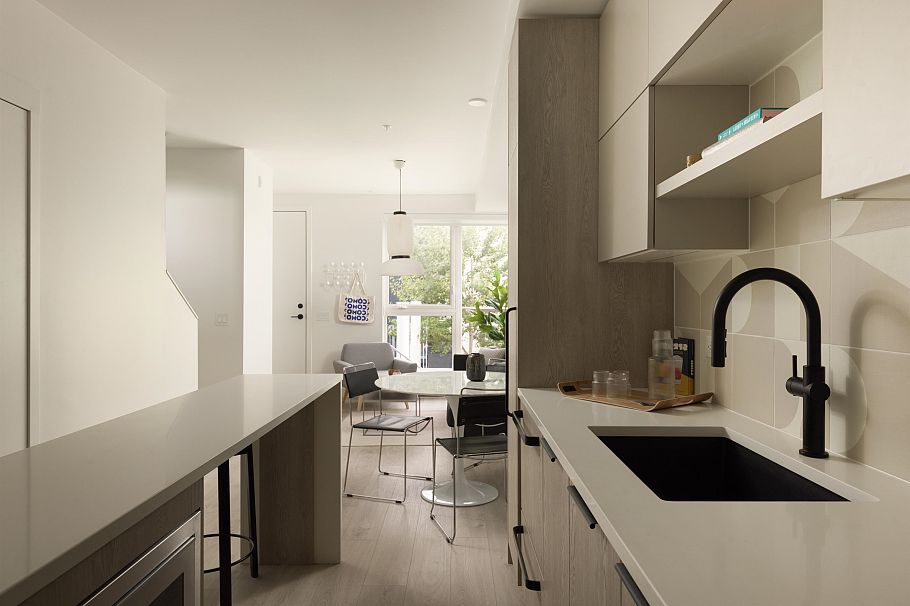 209 322 E 15th Avenue Vancouver, BC - 3