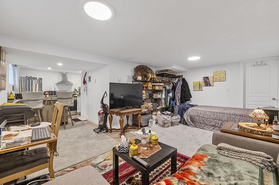 3229 W 24th Avenue Vancouver, BC - 25