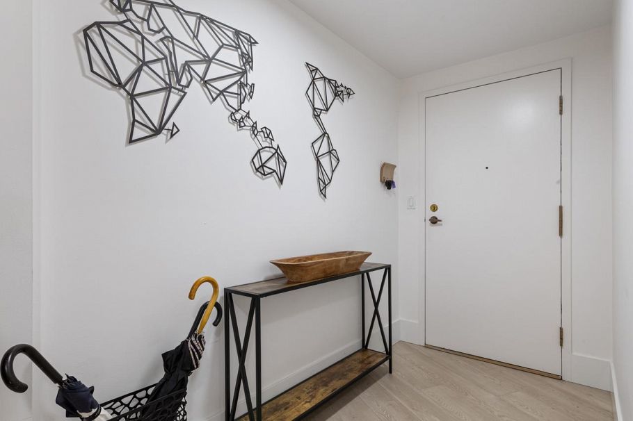 204 2410 Cornwall Avenue Vancouver, BC - 2