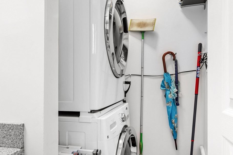 212 8460 Jellicoe Street Vancouver, BC - 25