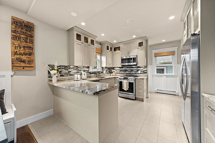 2576 Oxford Street Vancouver, BC - 5