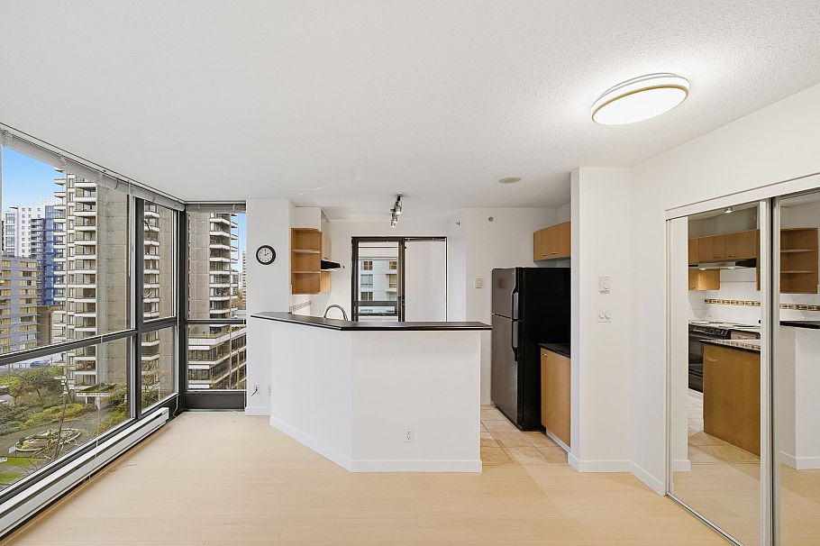 802 1367 Alberni Street Vancouver, BC - 4