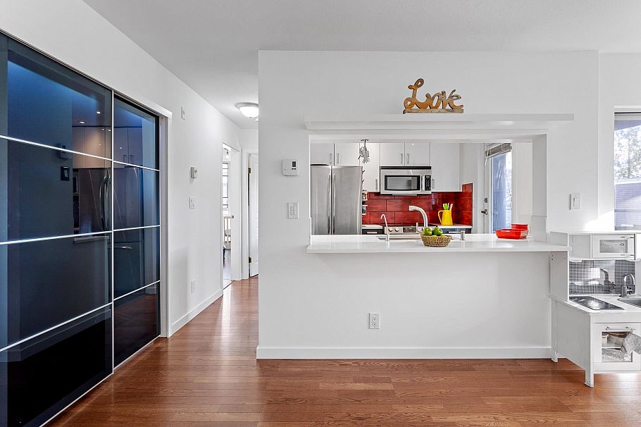 212 8460 Jellicoe Street Vancouver, BC - 11