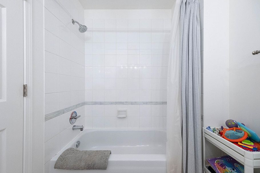 30 650 Roche Point Drive North Vancouver, BC - 31