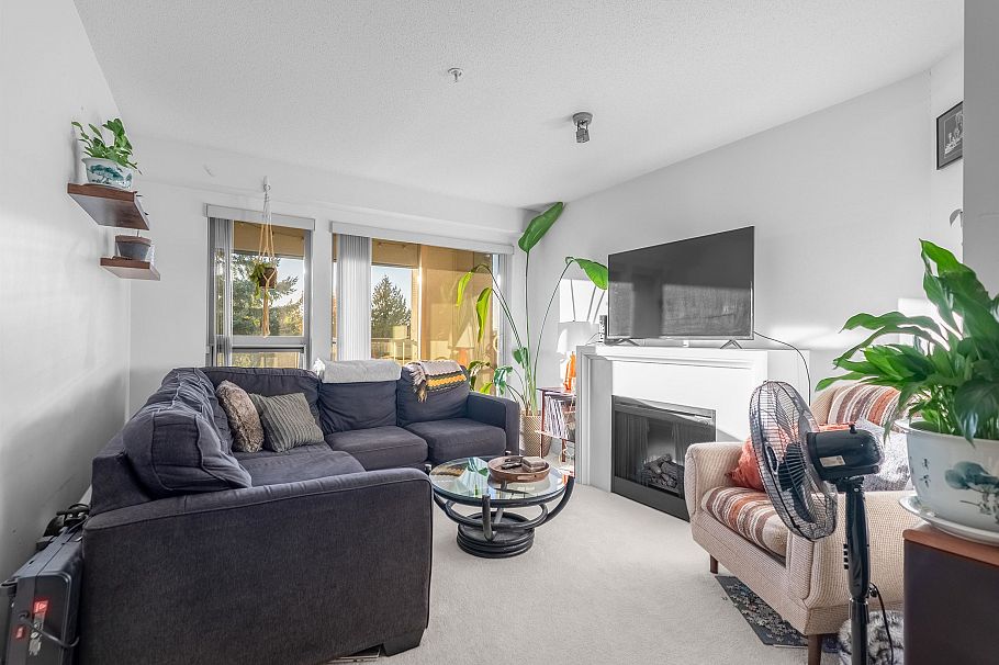 305 4550 Fraser Street Vancouver, BC - 4