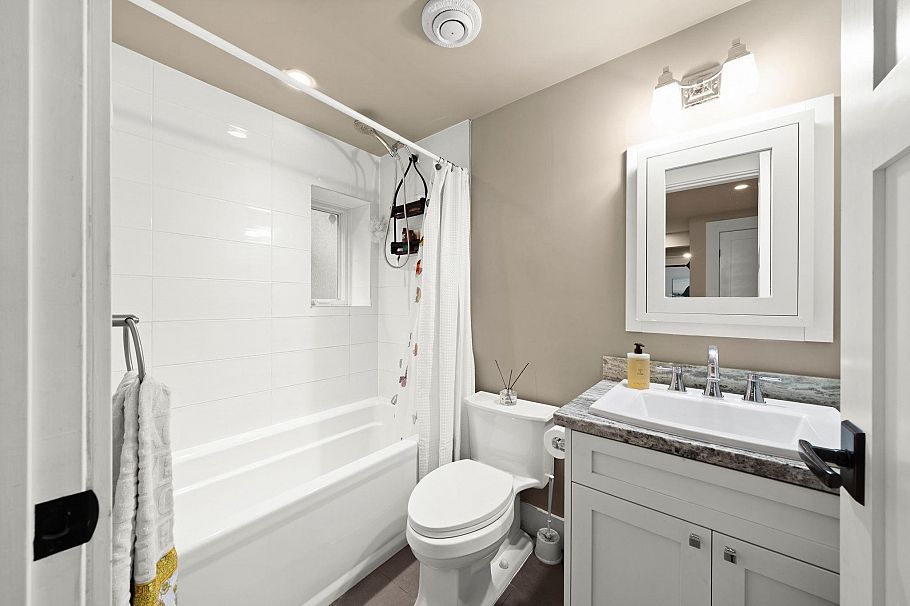 2576 Oxford Street Vancouver, BC - 16