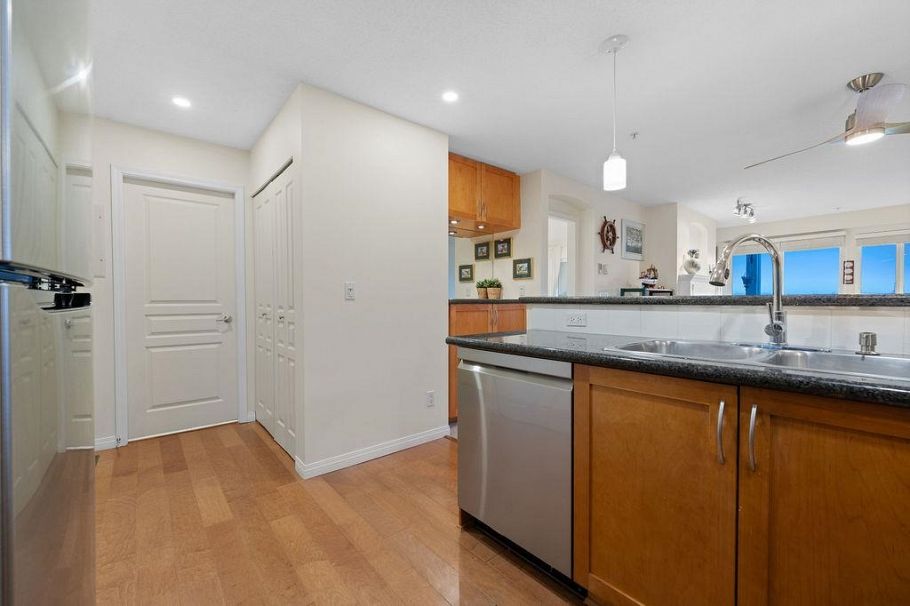 308 333 E 1st Street North Vancouver, BC - 3