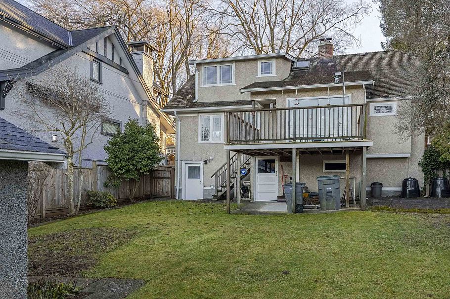 3229 W 24th Avenue Vancouver, BC - 4