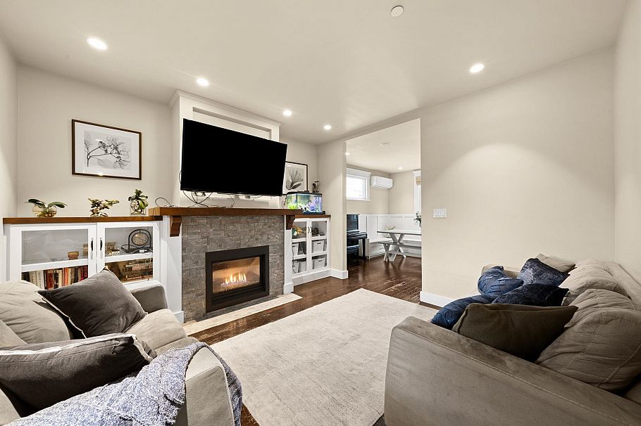 2576 Oxford Street Vancouver, BC - 2